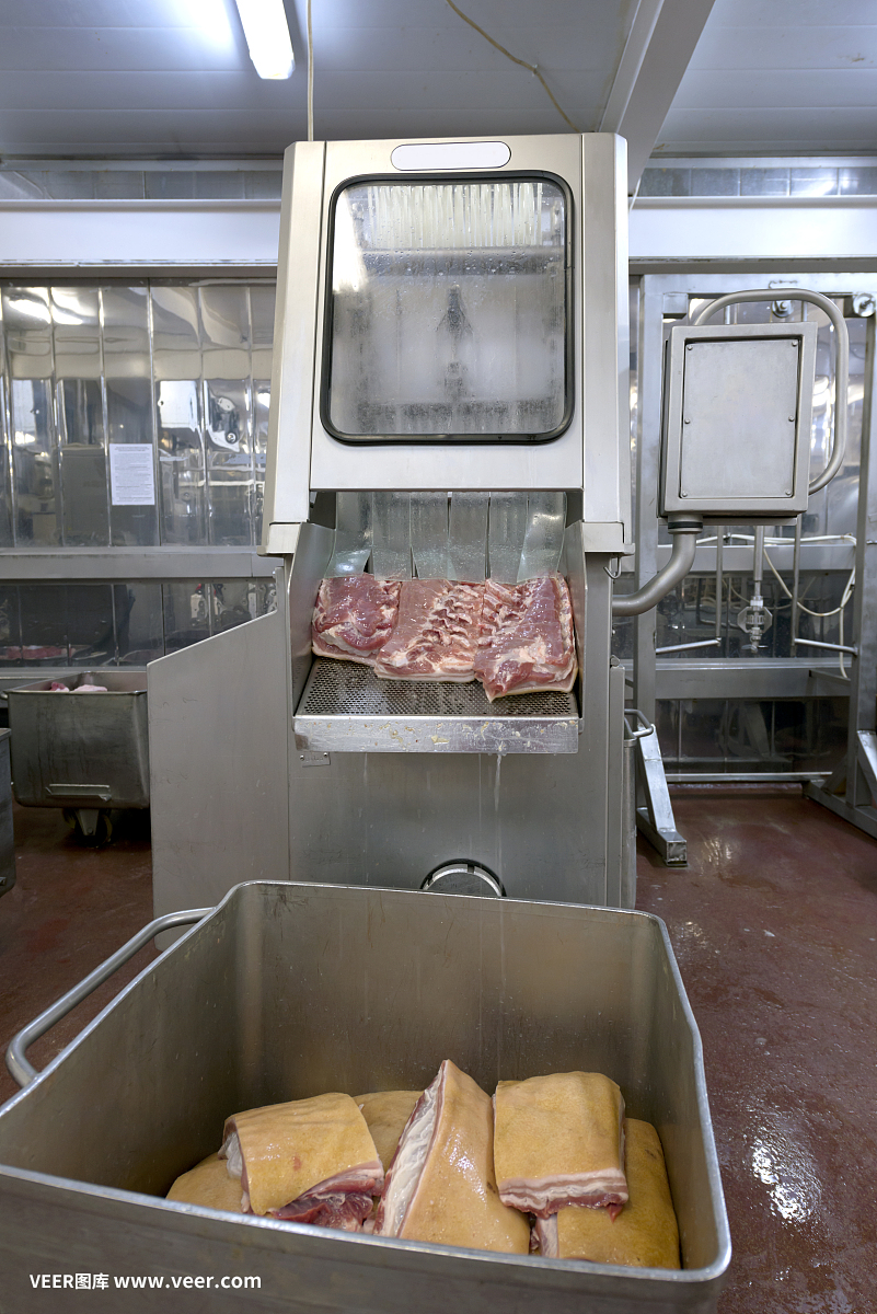 食品工廠的生產線。肉類產品的準備。